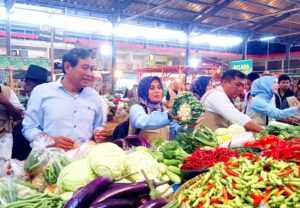 Memulai Kampanye Hari Pertama, Rokhmat Ardiyan Dengarkan Curhat Pedagang Pasar Tradisional